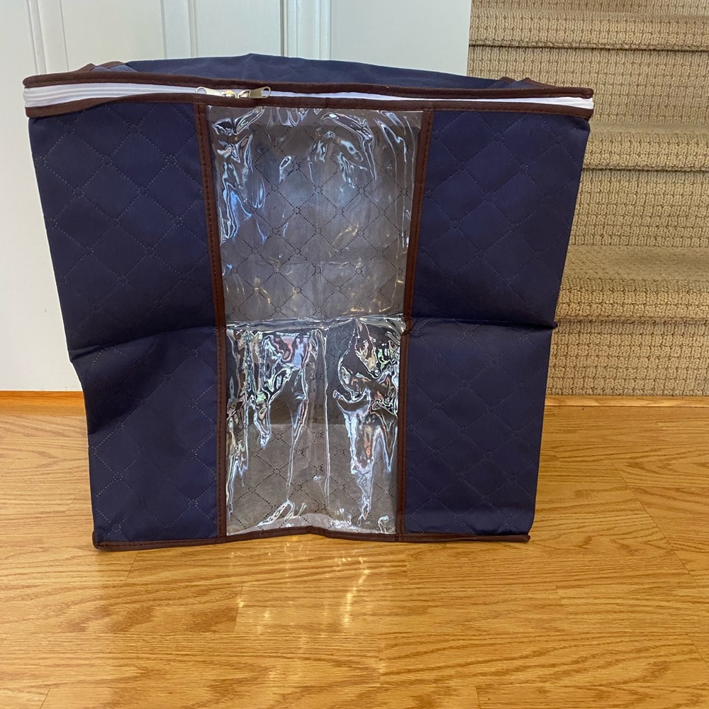 Lifwit clothes storage bag.  Reinforced handle for thick items